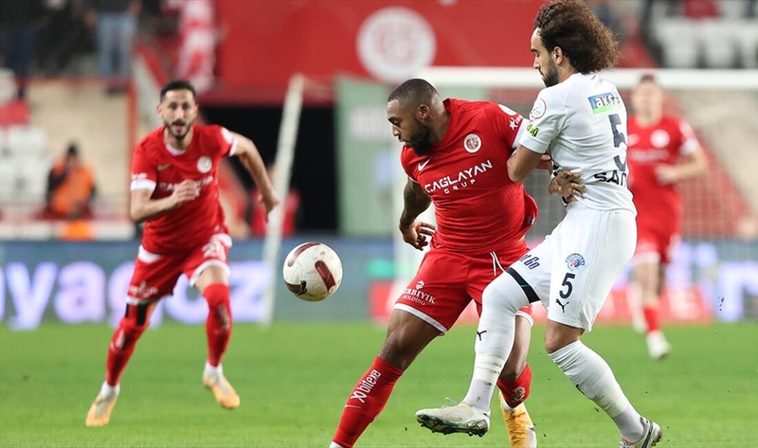 Trendyol Süper Lig'in 17. haftasında oynanan Bitexen Antalyaspor-Kasımpaşa maçı 0-0