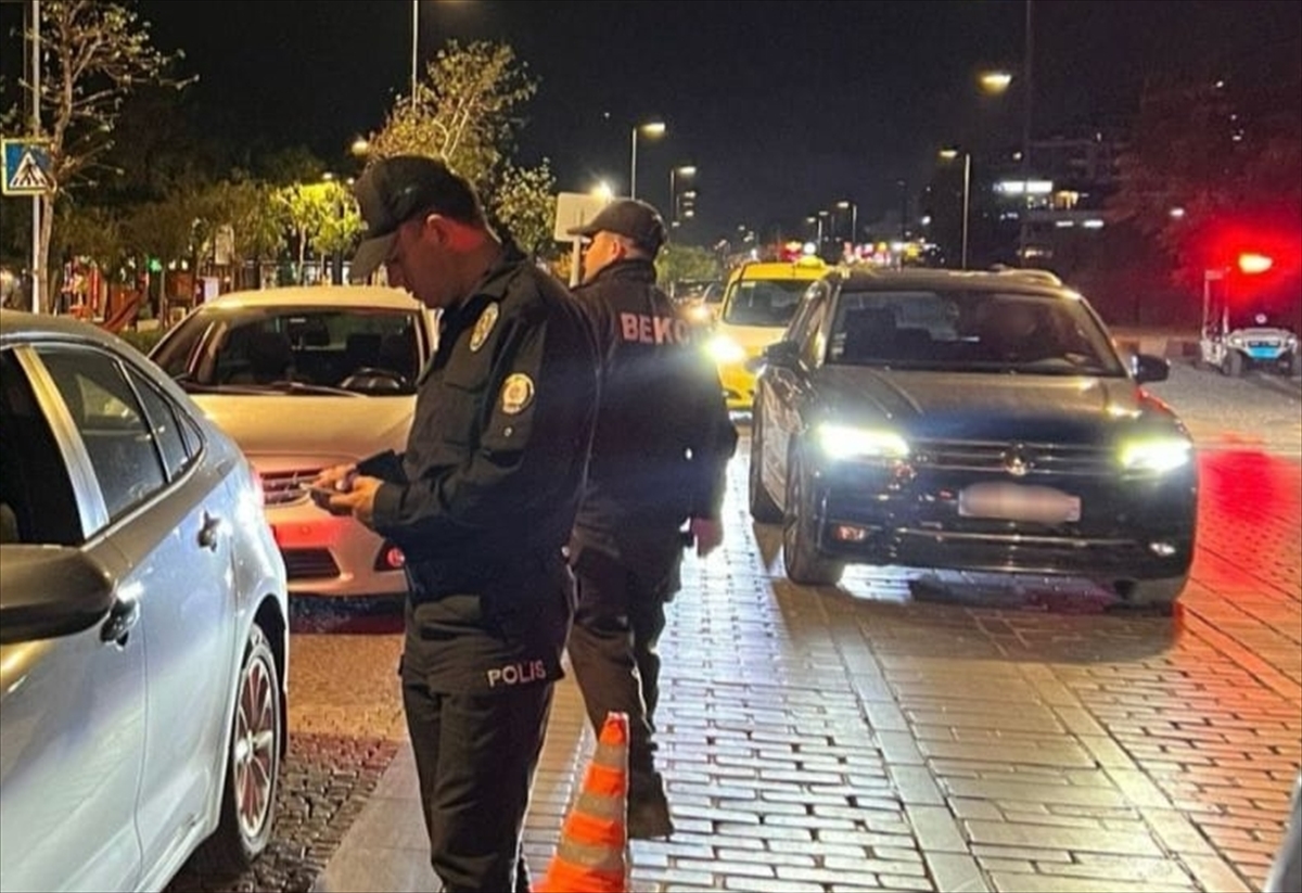 Antalya'da korsan taksi sürücüsüne ve yolcularına ceza yazıldı
