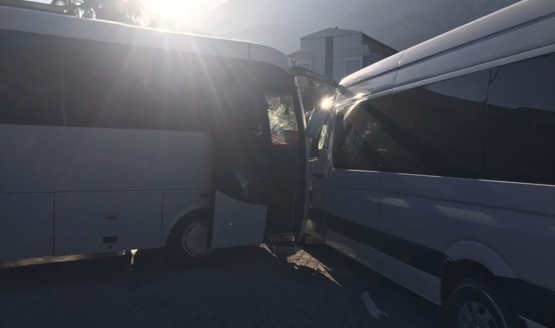 ANTALYA (AA) – Antalya'nın Kemer ilçesinde midibüsle servis aracının çarpışması