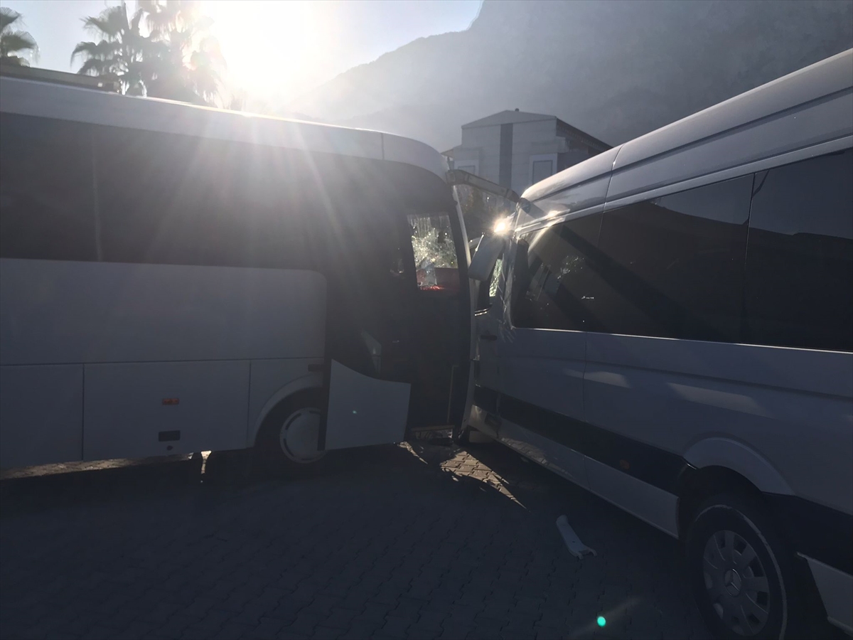 ANTALYA (AA) – Antalya'nın Kemer ilçesinde midibüsle servis aracının çarpışması