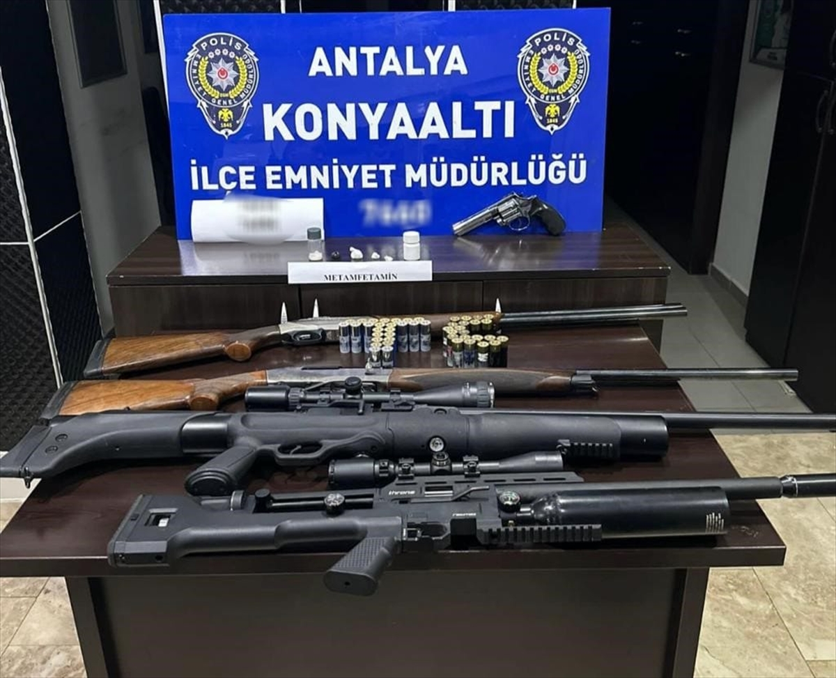 Antalya'da polis ekipleri denetimlerini sürdürüyor