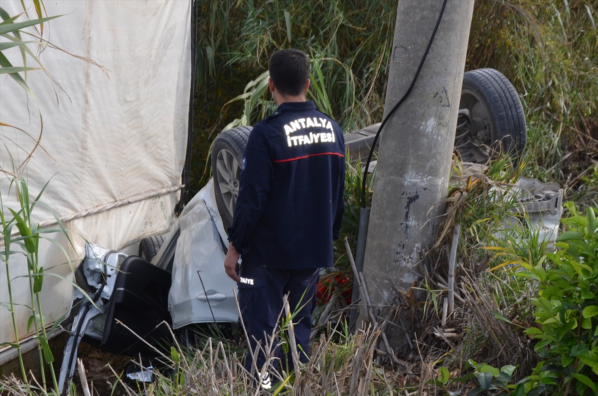 ANTALYA (AA) – Antalya'nın Serik ilçesinde, otomobilin şarampole devrilerek elektrik