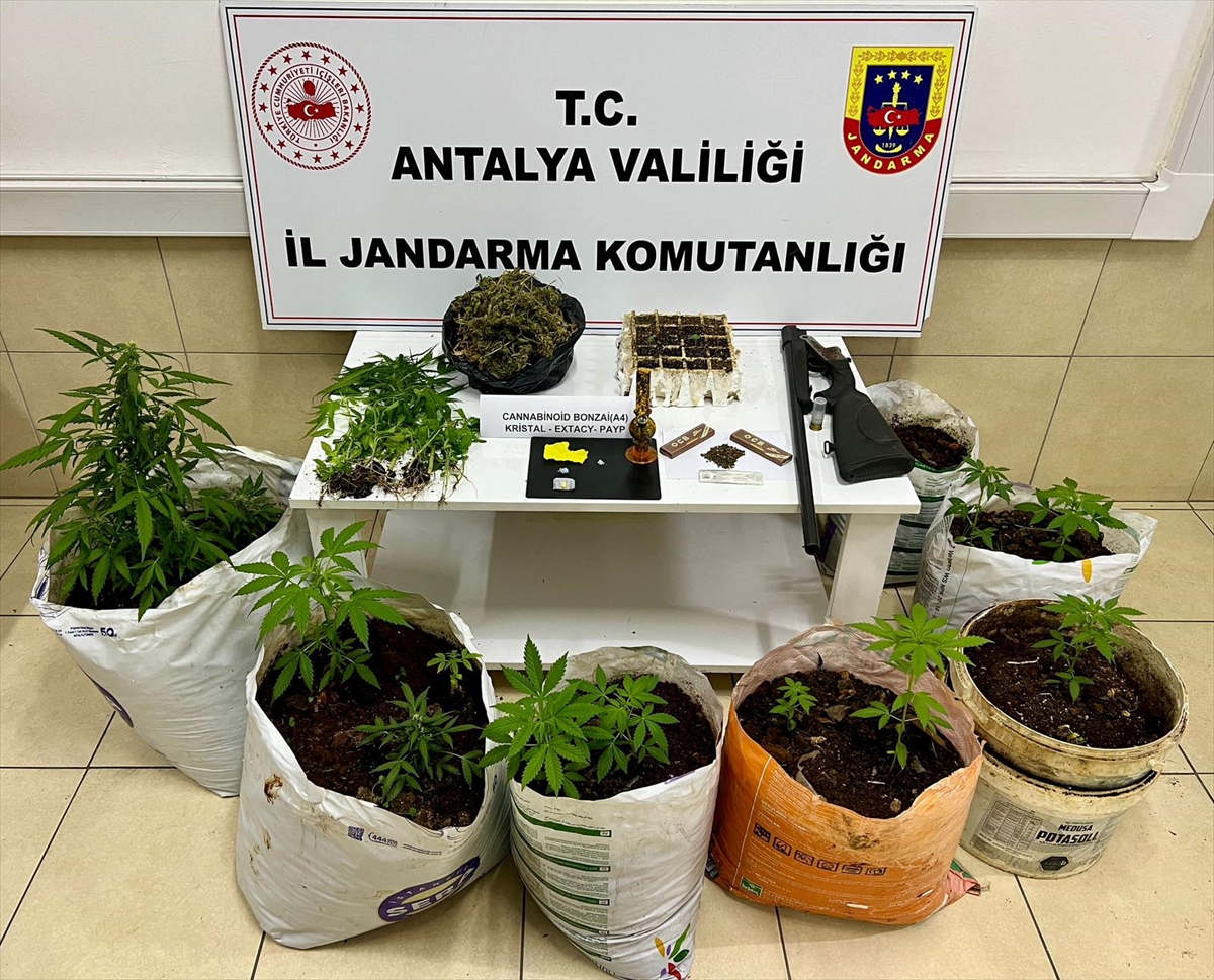 ANTALYA (AA) – Antalya'nın Aksu ve Demre ilçelerinde düzenlenen uyuşturucu