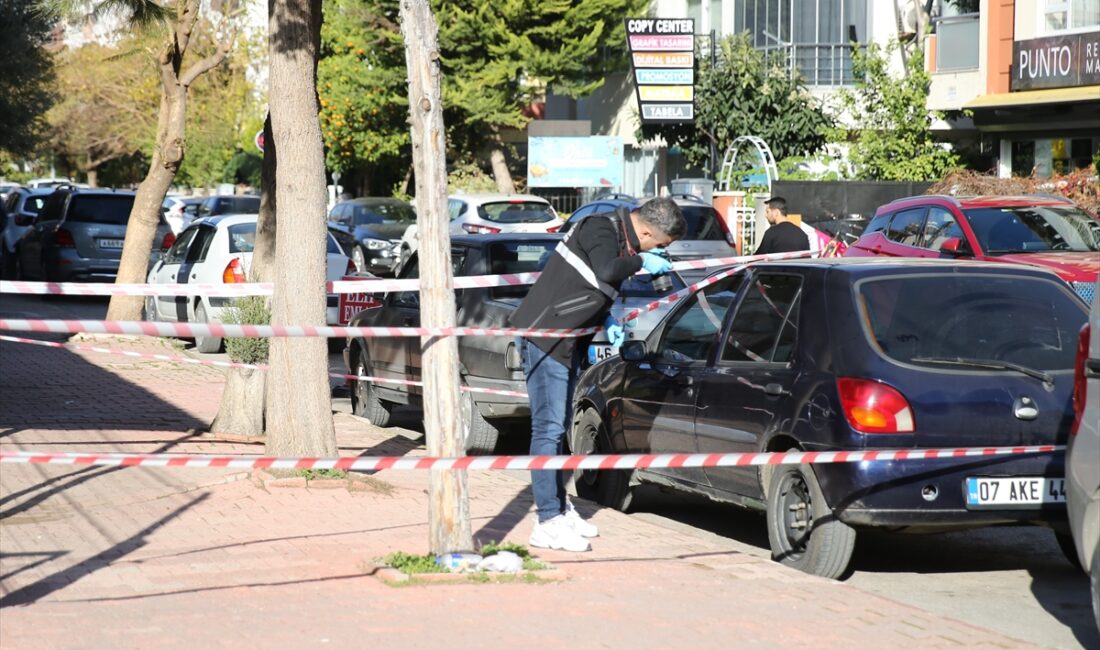 ANTALYA (AA) – Antalya'nın Muratpaşa ilçesinde, kaldırımda yürürken düşerek başını