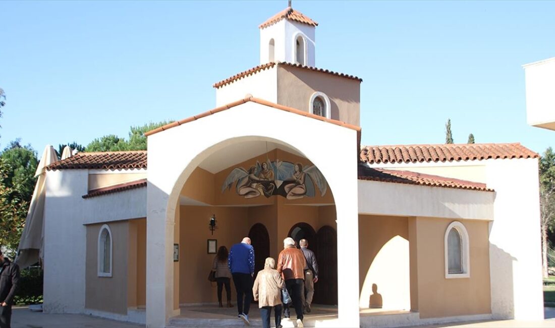 Antalya'da cami, kilise ve sinagogun bir arada bulunduğu Dinler Bahçesi'nde