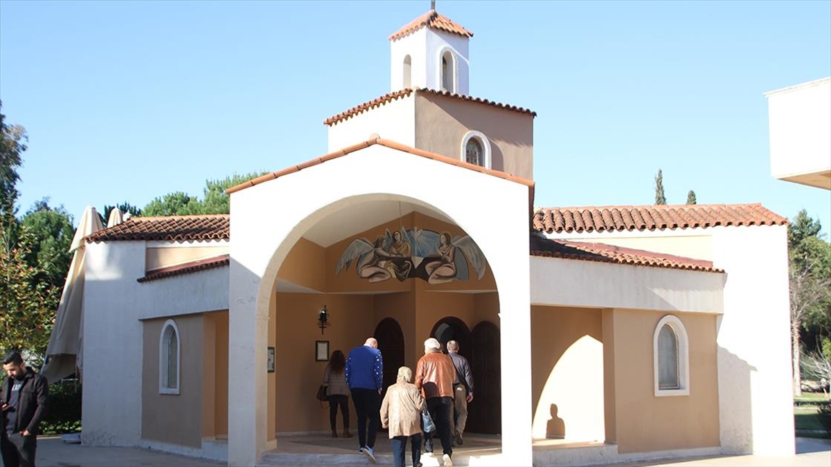 Antalya'da cami, kilise ve sinagogun bir arada bulunduğu Dinler Bahçesi'nde