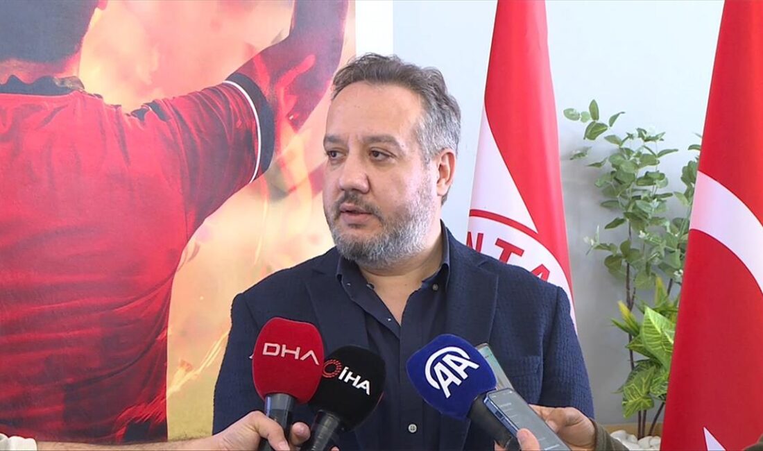 Bitexen Antalyaspor'un başkanı Sinan Boztepe, "Fenerbahçe ve Galatasaray kendi arasında