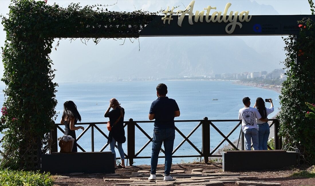 Antalya'ya gelen turist sayısında tüm zamanların rekoru kırıldı Antalya'ya, 1 Ocak-30 Kasım döneminde gelen turist sayısı 15 milyon