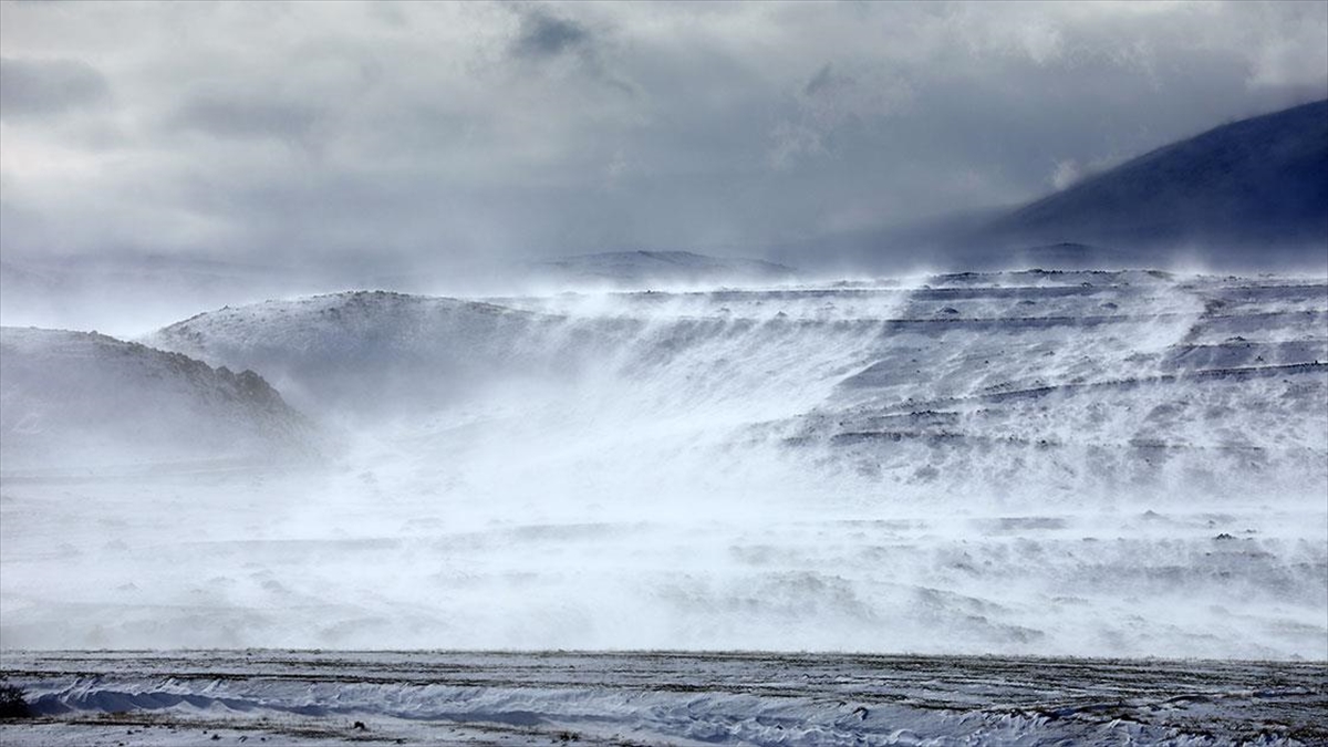 Iğdır'daki Aras Dağları'nda, tipi ve fırtına sonucu karların hareket etmesiyle