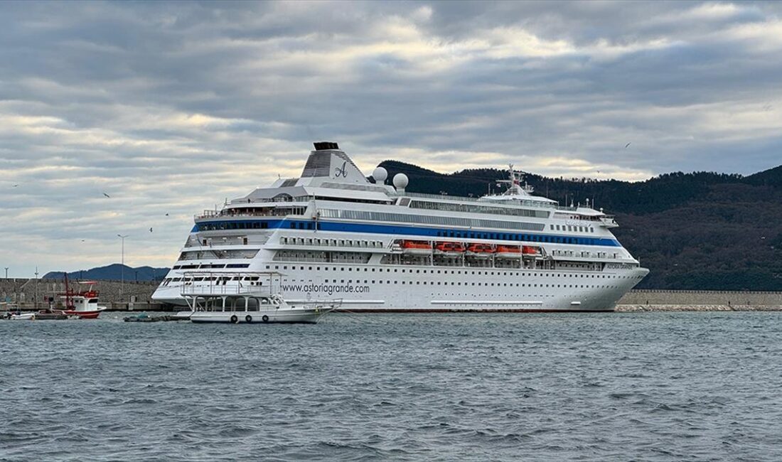 Rusya'nın Soçi kentinden hareket eden "Astoria Grande" adlı kruvaziyer, Amasra