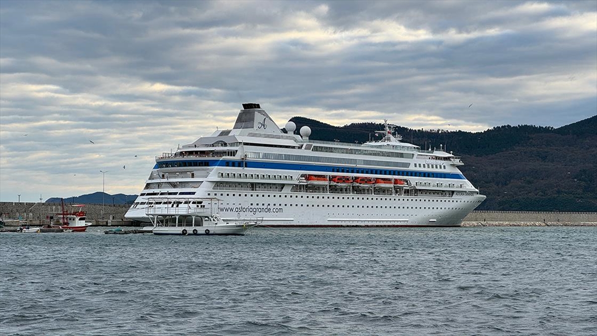 Rusya'nın Soçi kentinden hareket eden "Astoria Grande" adlı kruvaziyer, Amasra