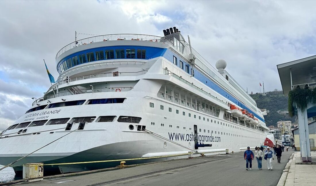 Rusya ile Türkiye arasında yolcu taşıyan "Astoria Grande" kruvaziyeri bu