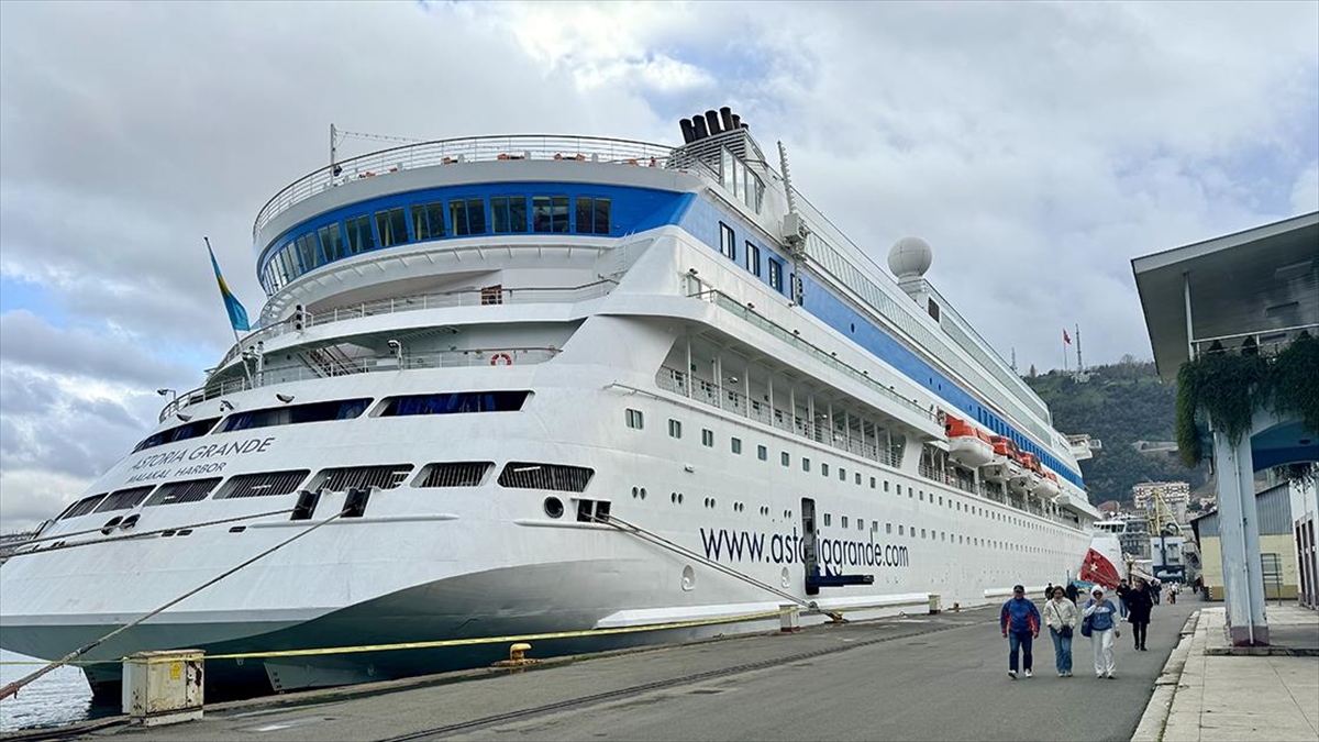 Rusya ile Türkiye arasında yolcu taşıyan "Astoria Grande" kruvaziyeri bu