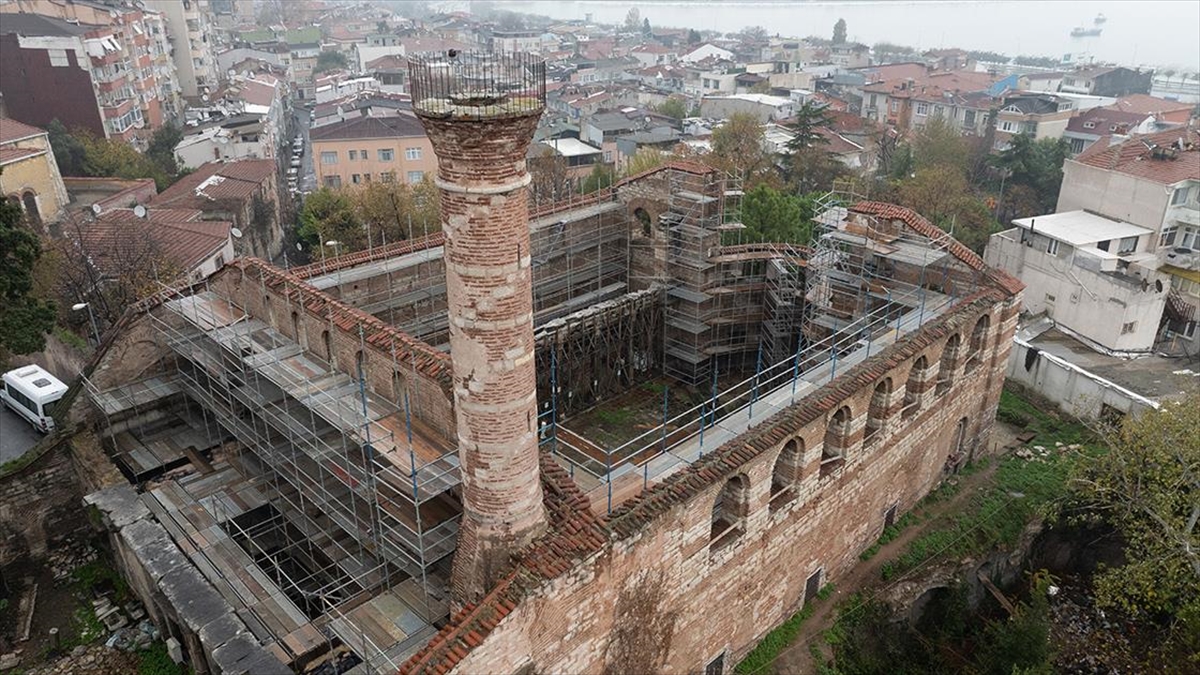 Ayasofya'dan daha öncesine tarihlenen ve yapımına 450'li yıllarda başlanan İmrahor