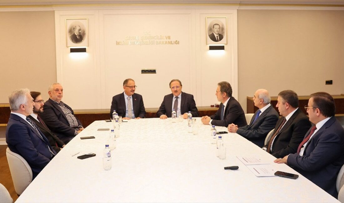 Bakan Özhaseki: Afetten zarar gören tüm şehirlerimizi eskisinden daha güvenli ve güzel hale hep birlikte getireceğiz Çevre, Şehircilik ve İklim Değişikliği Bakanı Mehmet Özhaseki, afetten zarar