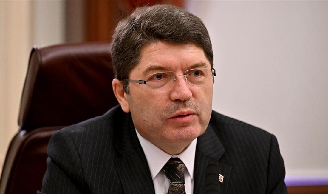 Bakan Tunç'tan şehit ailelerine yönelik paylaşımlara ilişkin açıklama: Gözaltına alınan 125 kişiden 3'ü tutuklandı ANKARA (AA) – Yılmaz Tunç, sosyal medya hesabındaki açıklamada, sosyal