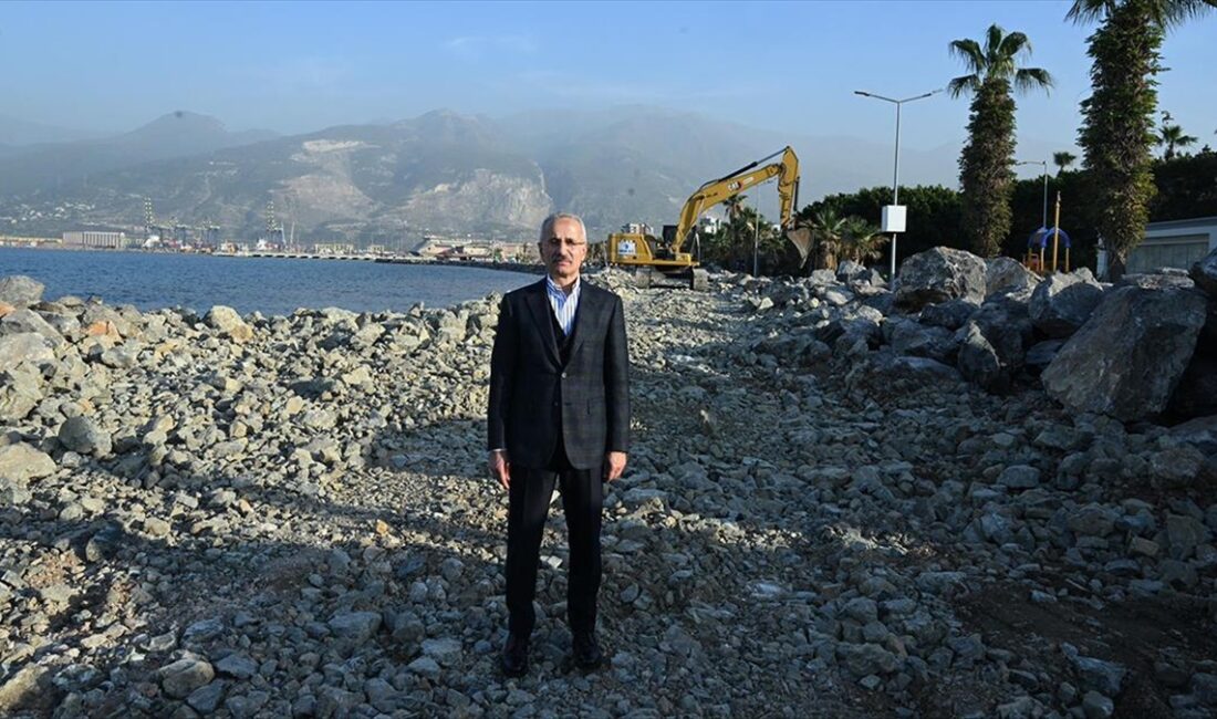 Ulaştırma ve Altyapı Bakanı Abdulkadir Uraloğlu, Hatay Havalimanı'ndaki çalışmaların iş