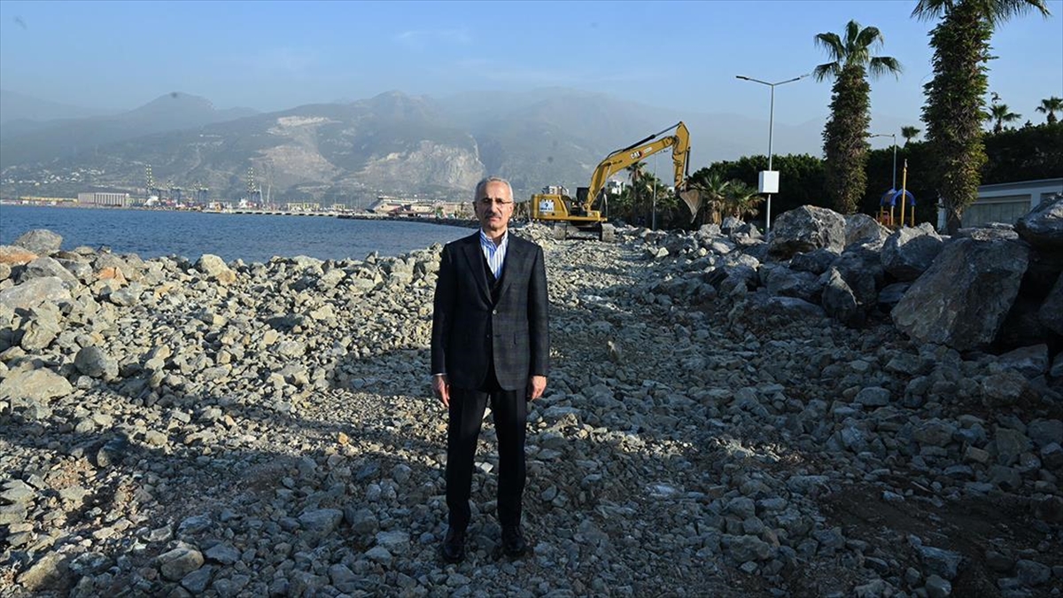 Ulaştırma ve Altyapı Bakanı Abdulkadir Uraloğlu, Hatay Havalimanı'ndaki çalışmaların iş