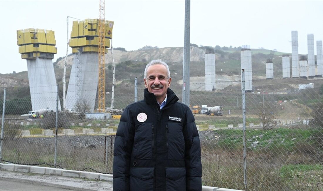 Bakan Uraloğlu: Nakkaş-Başakşehir kesimi ve Sazlıdere Köprüsü'nün yapım çalışmaları hız kazanarak devam ediyor Ulaştırma ve Altyapı Bakanı Abdulkadir Uraloğlu, "Hem Nakkaş-Başakşehir kesiminin hem