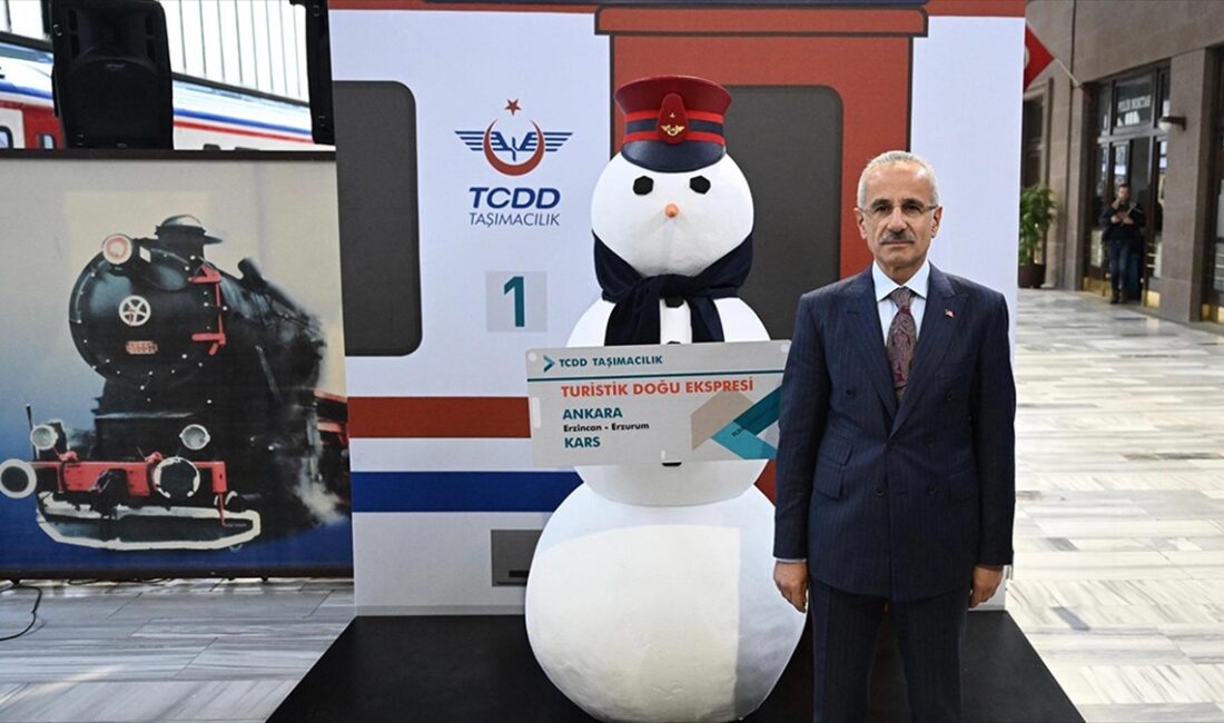 Ulaştırma ve Altyapı Bakanı Uraloğlu, Turistik Doğu Ekspresi'nin Kars-Ankara yönünde