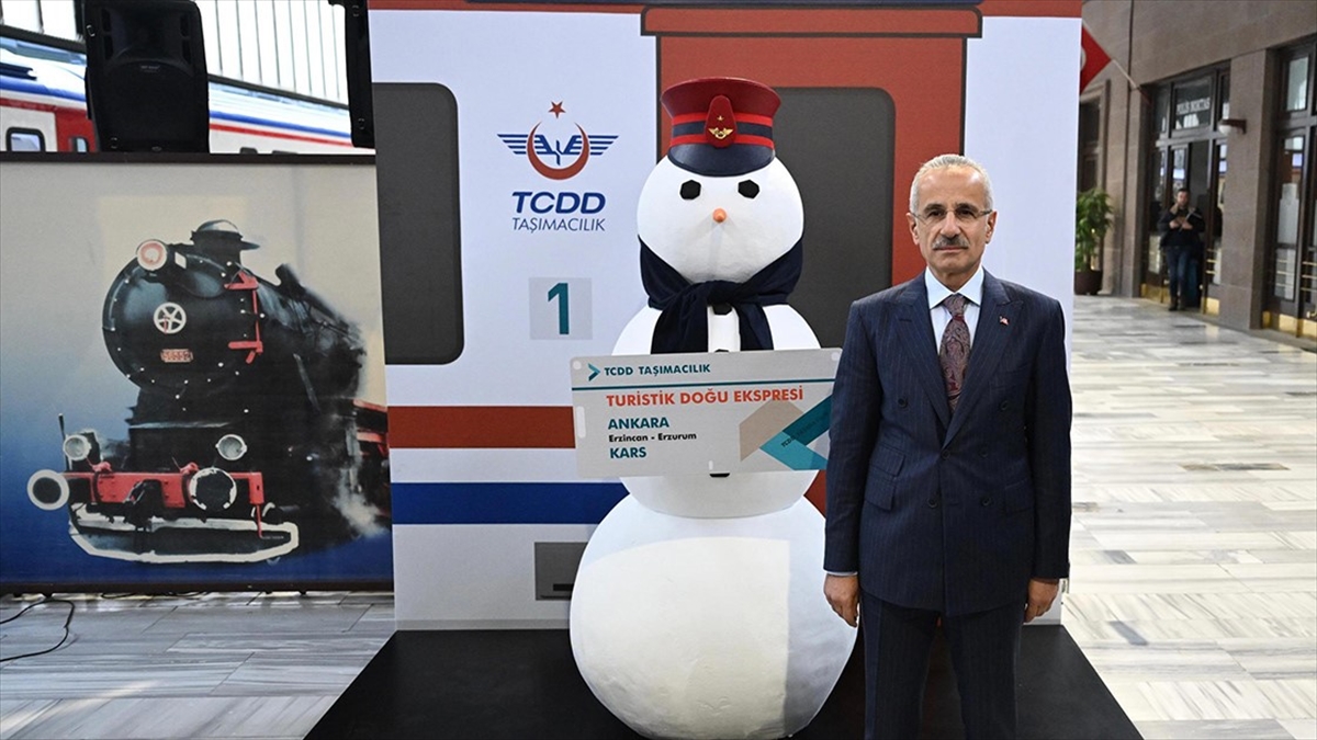 Ulaştırma ve Altyapı Bakanı Uraloğlu, Turistik Doğu Ekspresi'nin Kars-Ankara yönünde