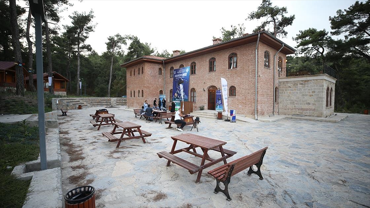 Balıkesir'de, Altıeylül ilçe Belediyesi tarafından ormanlık alanda kurulan gençlik merkezi,