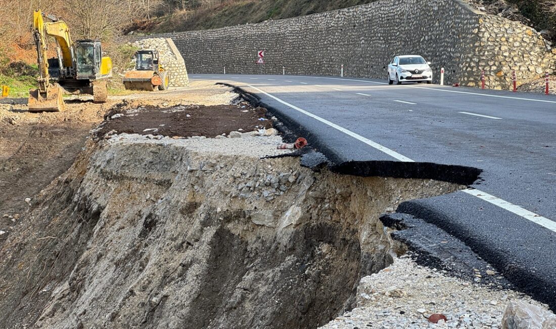 Bartın-Kastamonu kara yolunda heyelan Bartın'da heyelan nedeniyle Bartın-Kastamonu kara yolunun bir bölümü çöktü, Kastamonu