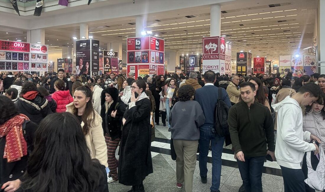 Bu yıl 19'uncusu düzenlenen Ankara Kitap Fuarı'na gelen vatandaşlar, yağışa