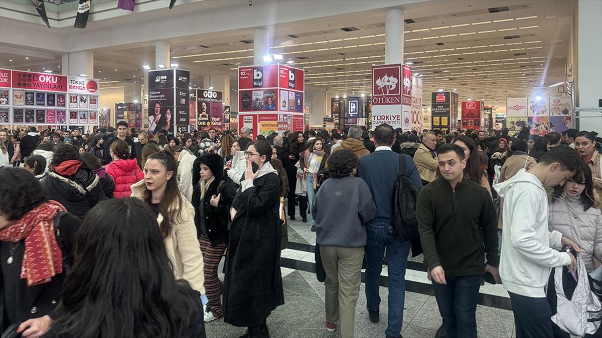 Bu yıl 19'uncusu düzenlenen Ankara Kitap Fuarı'na gelen vatandaşlar, yağışa