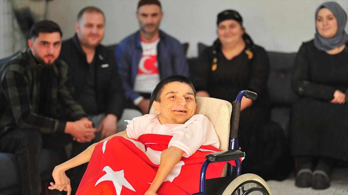 Rusya'nın Rostov kentinde yaşayan bedensel engelli Ahıska Türkü Süleyman Çahalov,