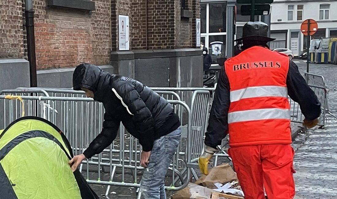 Belçika'da barınacak yer gösterilmeyen sığınmacılar sokağa terk edilmeye devam ediyor.