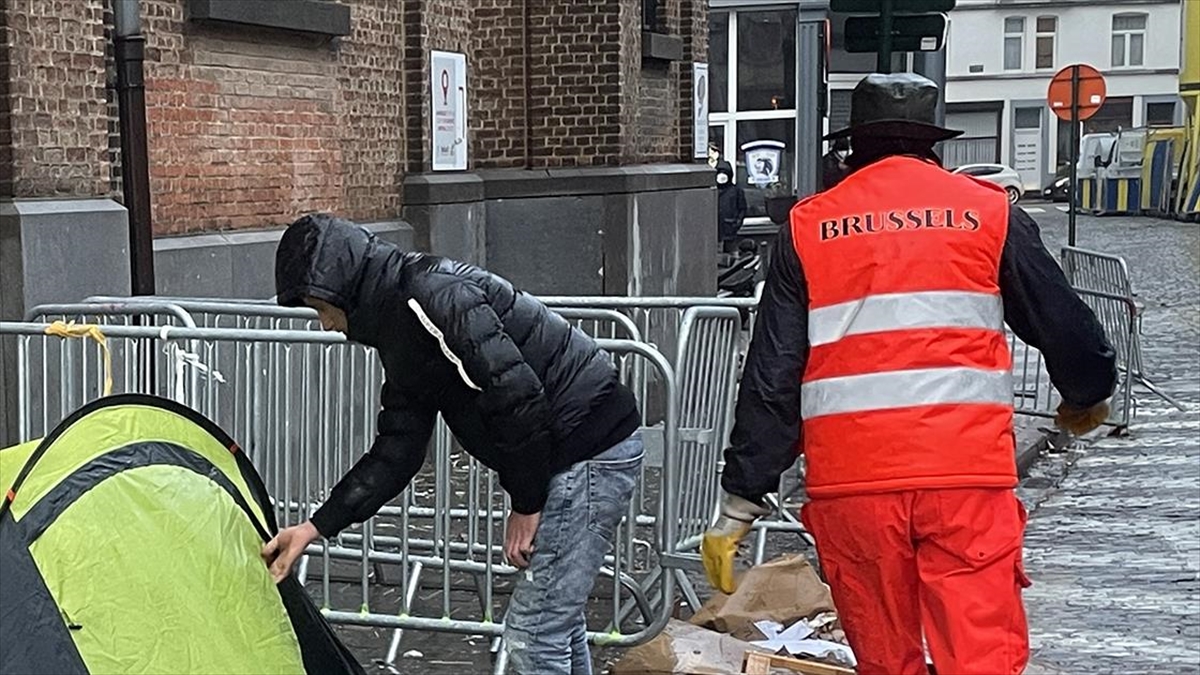 Belçika'da barınacak yer gösterilmeyen sığınmacılar sokağa terk edilmeye devam ediyor.