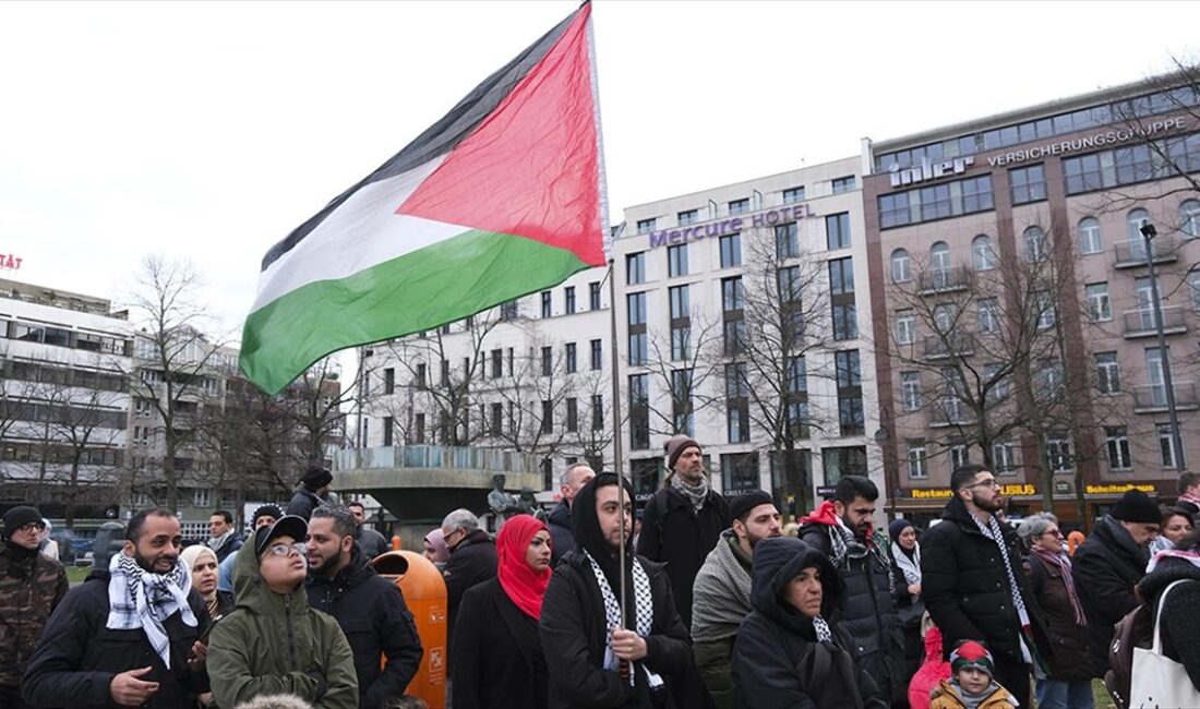 Almanya'nın başkenti Berlin'de Filistin ile dayanışma gösterisi yapıldı.