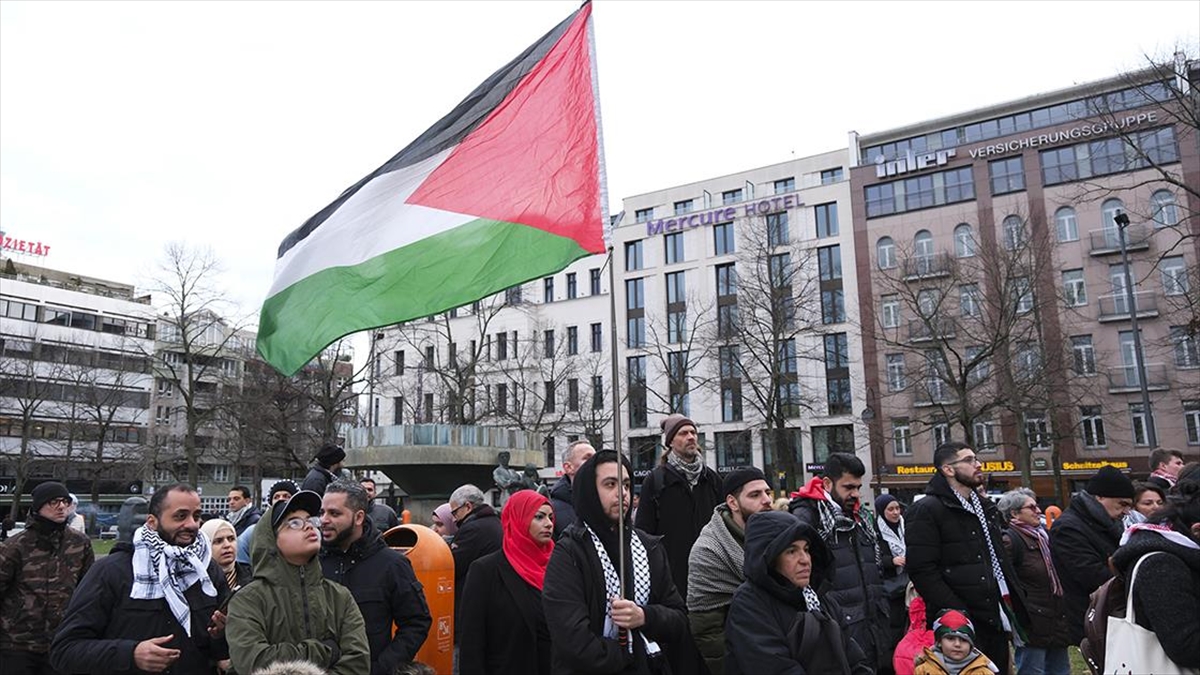 Almanya'nın başkenti Berlin'de Filistin ile dayanışma gösterisi yapıldı.