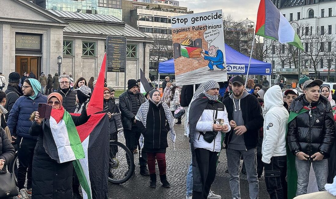 Almanya'nın başkenti Berlin'de toplanan göstericiler, İsrail'in Gazze Şeridi'ne yönelik saldırılarını