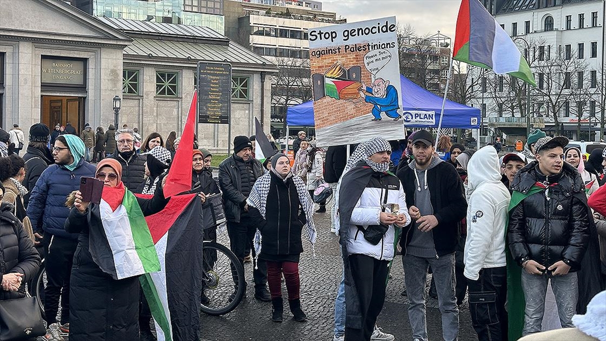 Almanya'nın başkenti Berlin'de toplanan göstericiler, İsrail'in Gazze Şeridi'ne yönelik saldırılarını
