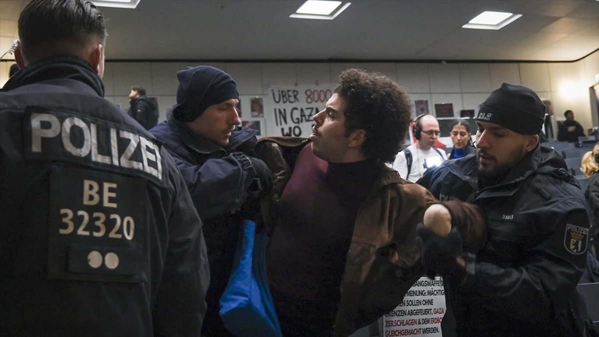 Almanya'nın başkenti Berlin'deki Hür Üniversitesi'nde İsrail'in Gazze'de işlediği soykırıma dikkati