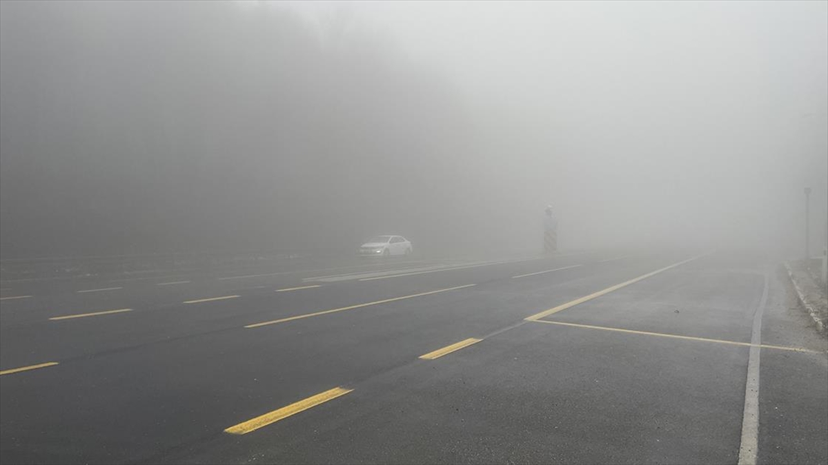 D-100 kara yolunun Bolu Dağı geçişinde yoğun sis görüş mesafesini