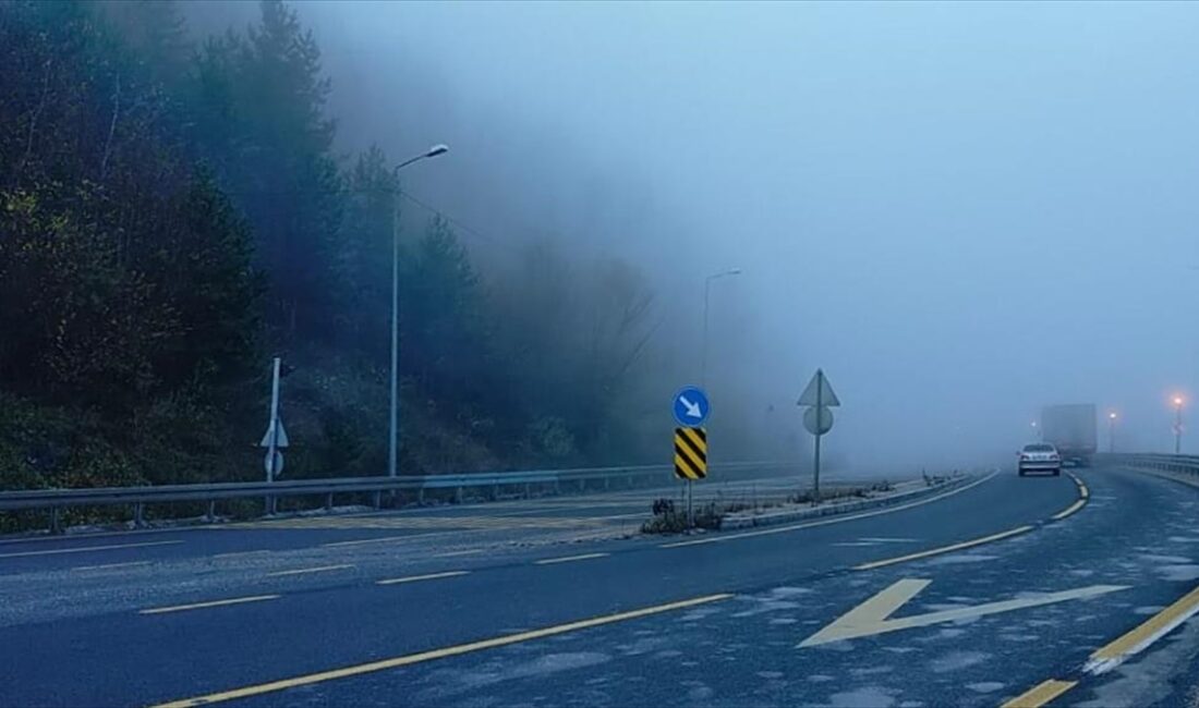 D-100 kara yolunun Bolu Dağı kesiminde sis, görüş mesafesini düşürdü.