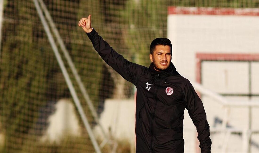 Futbolculuk kariyerini Antalyaspor'da noktalayıp, ilk antrenörlük tecrübesini de bu takımda