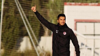 Futbolculuk kariyerini Antalyaspor'da noktalayıp, ilk antrenörlük tecrübesini de bu takımda