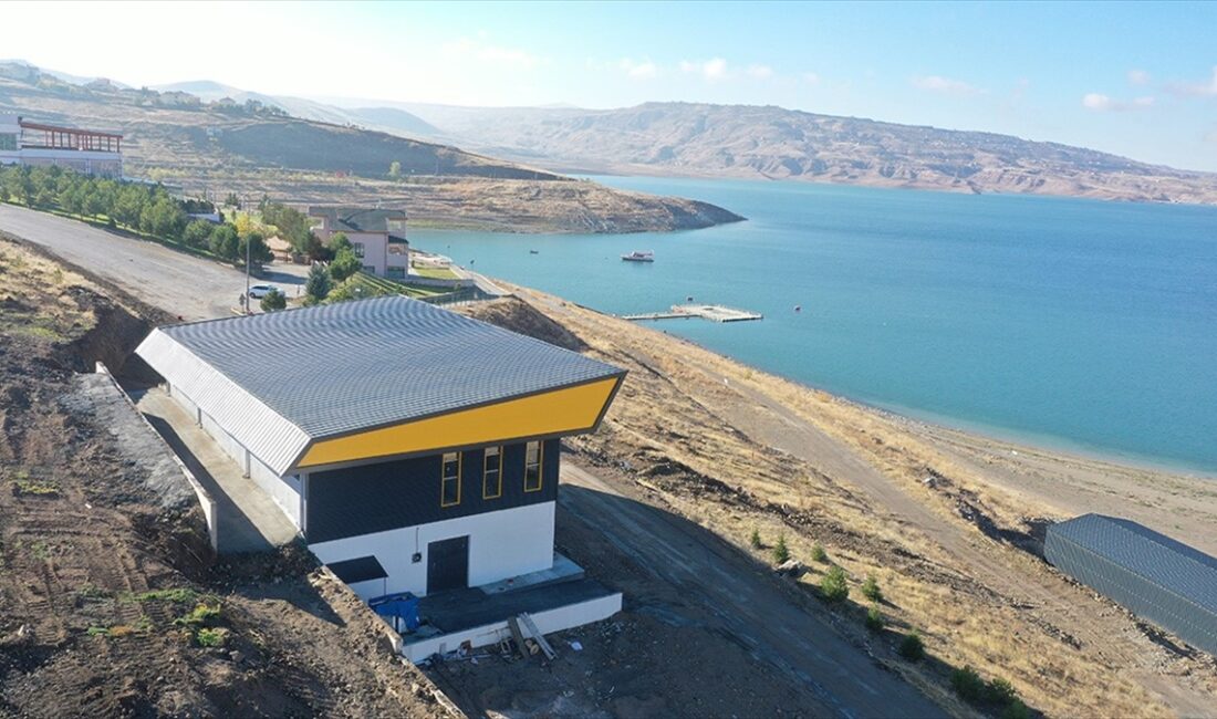 Kayseri'deki Yamula Barajı kıyısına kurulan tesis, bozkırın ortasında kano, yelken,