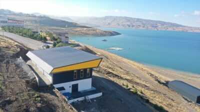 Kayseri'deki Yamula Barajı kıyısına kurulan tesis, bozkırın ortasında kano, yelken,