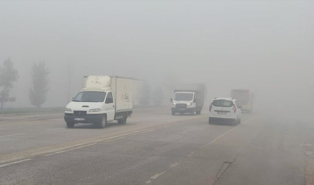 Bursa'da bazı yollarda yoğun sis etkili oldu Bursa'nın İnegöl ilçesinde etkili olan yoğun sis, trafikte aksamalara yol