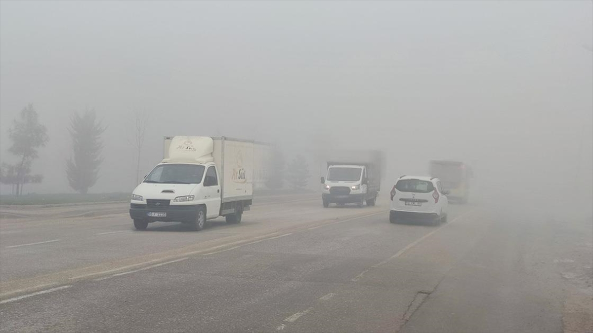 Bursa'nın İnegöl ilçesinde etkili olan yoğun sis, trafikte aksamalara yol