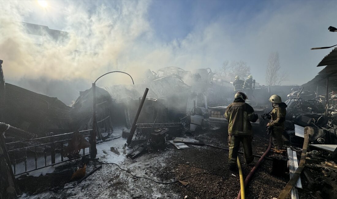 Bursa’nın Yıldırım ilçesinde otomotiv çıkma yedek parça malzemeleri satılan iş