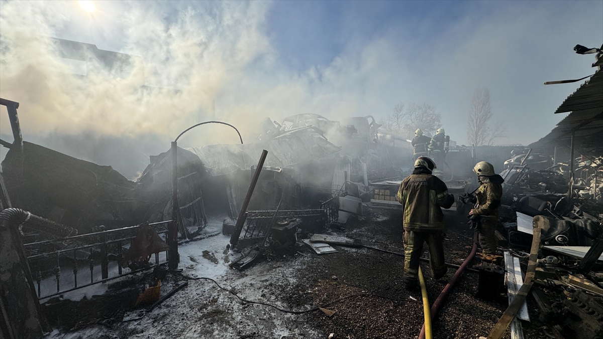 Bursa’nın Yıldırım ilçesinde otomotiv çıkma yedek parça malzemeleri satılan iş