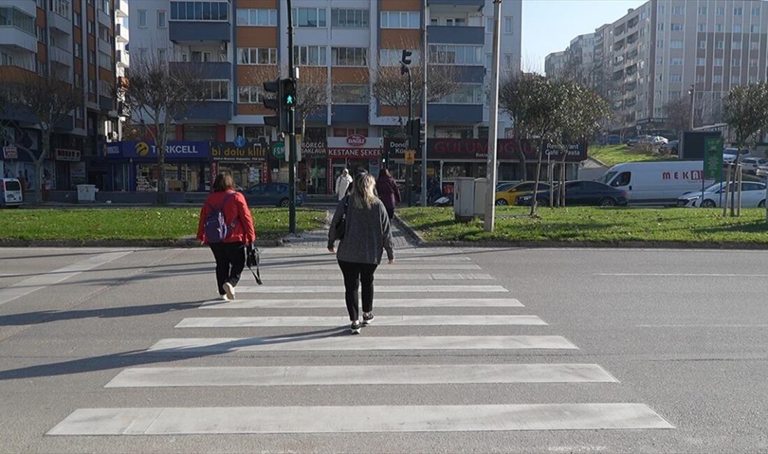 Bursa'da “zemin yaya” uygulaması trafik ışıklarında geçişte kolaylık sağlıyor Bursa Büyükşehir Belediyesince geliştirilen "zemin yaya" uygulaması, trafik ışıklarında yolun