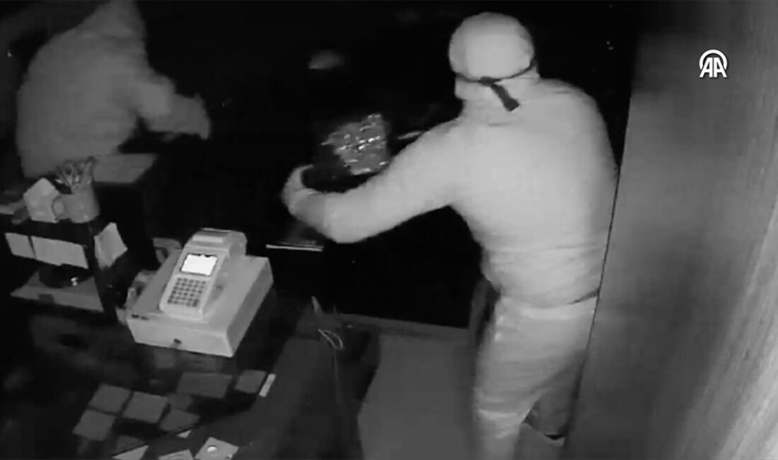 Olay sonrası otomobille kaçan 4 şüphelinin kuyumcudan hırsızlık anı güvenlik