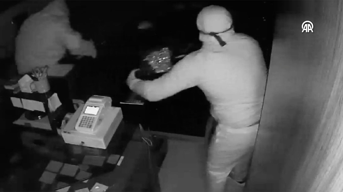 Olay sonrası otomobille kaçan 4 şüphelinin kuyumcudan hırsızlık anı güvenlik